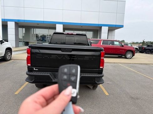 Used 2024 Chevrolet Silverado 2500 High Country w/ High Country Premium Package AWD/4WD image 5