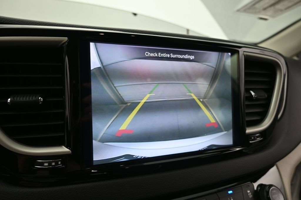 Used 2024 Chrysler Pacifica Touring-L FWD image 40