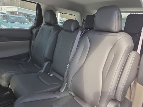 New 2026 Kia Carnival EX image 24