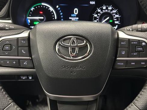 Used 2025 Toyota Sienna XLE FWD image 16