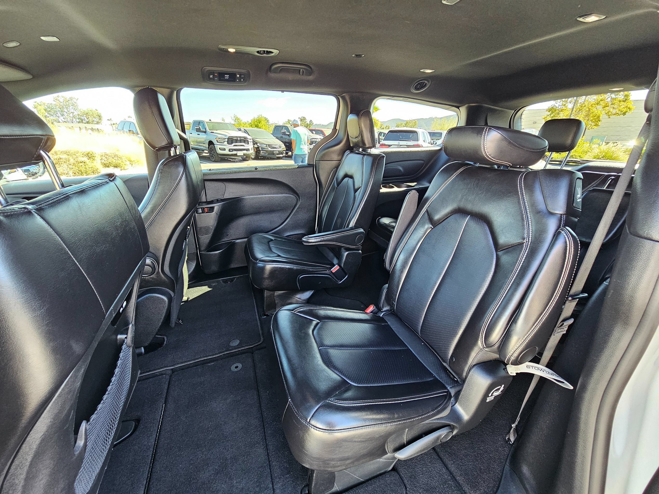 Used 2025 Chrysler Pacifica Select FWD image 19