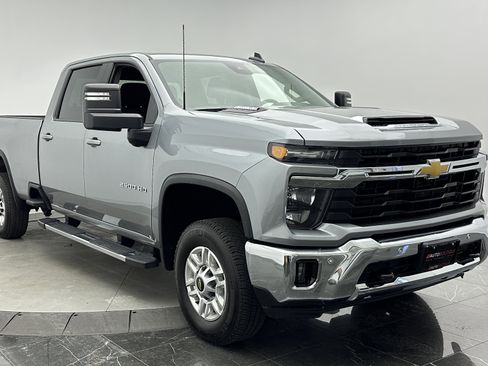 Used 2025 Chevrolet Silverado 2500 LT w/ Safety Package AWD/4WD image 3