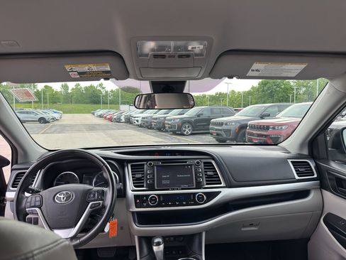 Used 2019 Toyota Highlander Plus AWD/4WD image 28