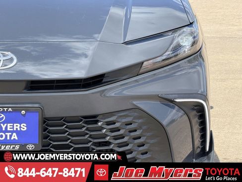 Used 2025 Toyota Camry SE w/ Convenience Package image 4