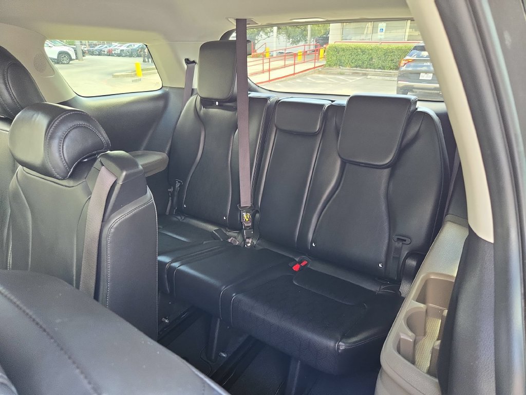 Used 2025 Kia Carnival FWD image 28