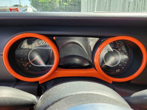 Used 2019 Jeep Wrangler Unlimited Sahara w/ Cold Weather Group AWD/4WD image 9
