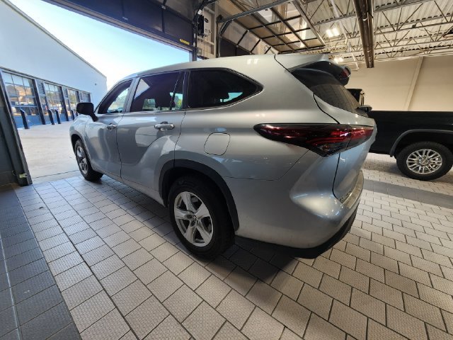 Used 2025 Toyota Highlander LE FWD image 6