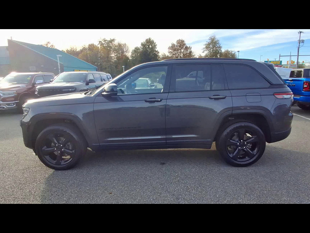 Used 2023 Jeep Grand Cherokee Altitude AWD/4WD image 5