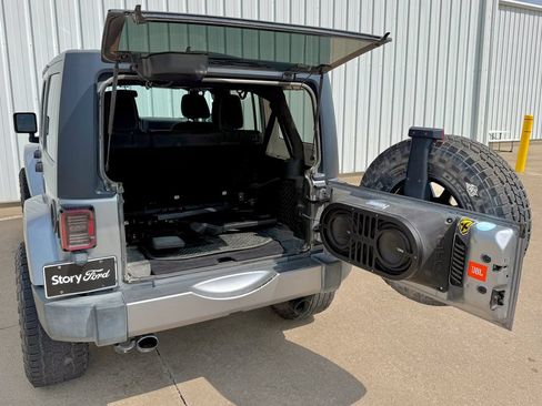 Used 2017 Jeep Wrangler Unlimited Sahara AWD/4WD image 16