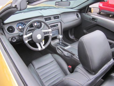 Used 2010 Ford Mustang Convertible image 28