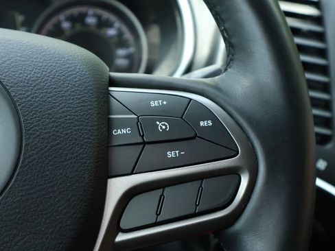 Used 2019 Jeep Cherokee Latitude w/ Cold Weather Group AWD/4WD image 12