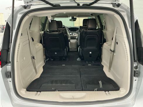 Used 2023 Chrysler Pacifica Touring-L image 20