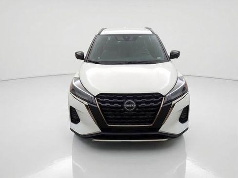 Used 2024 Nissan Kicks SR w/ SR Premium Package FWD image 3