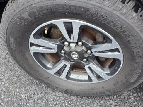 Used 2017 Toyota Tacoma TRD Sport AWD/4WD image 25