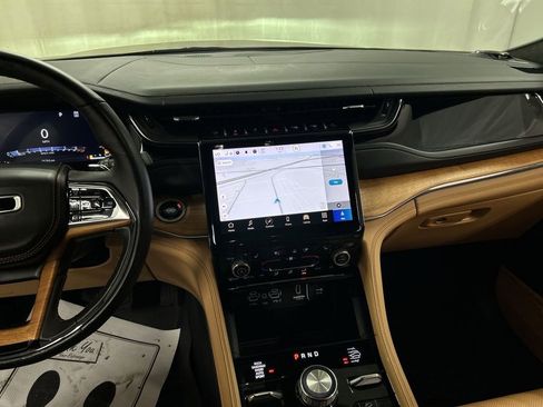 Used 2024 Jeep Grand Cherokee Summit image 19