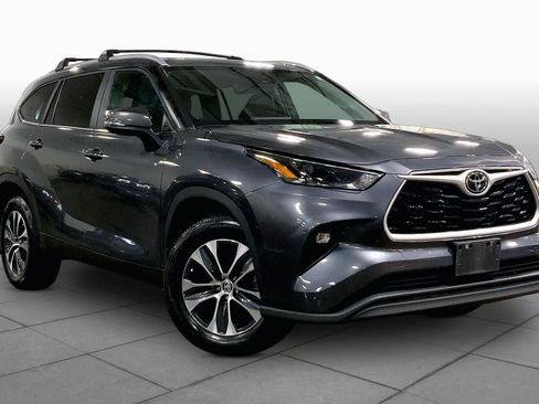 Used 2023 Toyota Highlander XLE AWD/4WD image 3