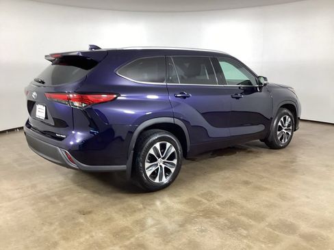 Used 2022 Toyota Highlander XLE AWD/4WD image 8