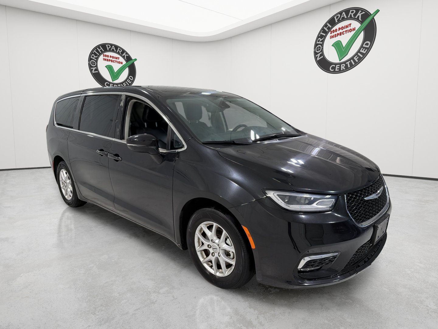 Used 2023 Chrysler Pacifica Touring-L FWD image 7