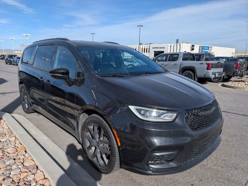 Used 2022 Chrysler Pacifica Touring-L w/ Uconnect Theater Family Group image 3