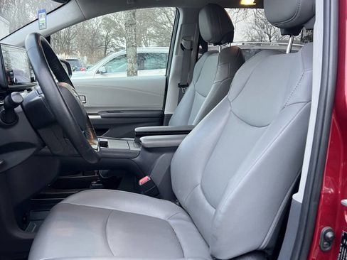 Used 2022 Toyota Sienna XLE image 18