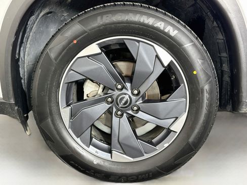 Used 2025 Nissan Rogue SV FWD image 11