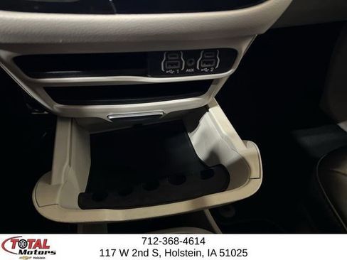 Used 2024 Chrysler Pacifica Touring-L image 15
