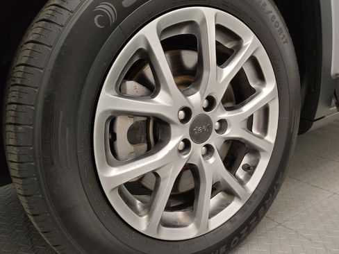 Used 2018 Jeep Cherokee Latitude Plus w/ Comfort/Convenience Group image 31