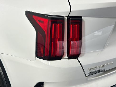 Used 2023 Kia Sorento SX image 39