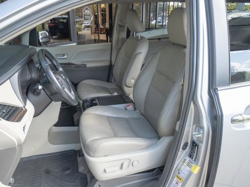 Used 2017 Toyota Sienna XLE Premium image 8