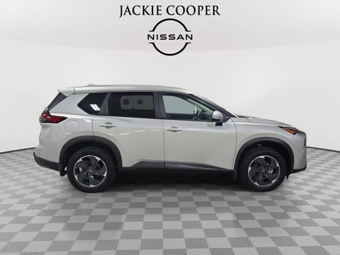 Used 2024 Nissan Rogue SV w/ SV Premium Package FWD image 4