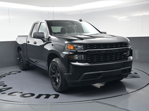 Used 2019 Chevrolet Silverado 1500 Custom w/ Custom Value Package image 3