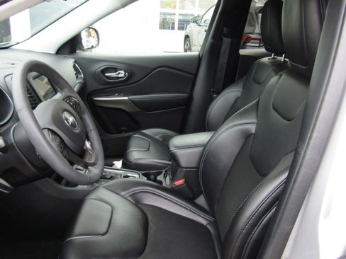 Used 2020 Jeep Cherokee Latitude Plus image 13