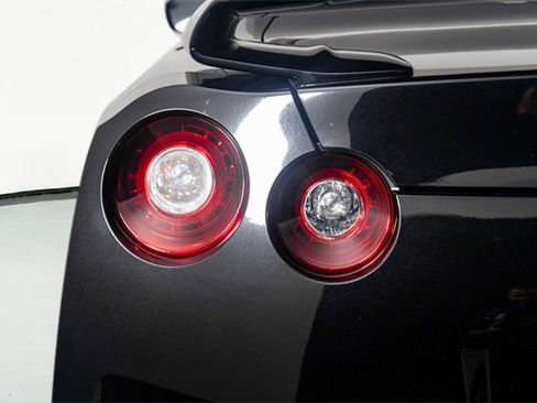 Used 2015 Nissan GT-R Premium image 11