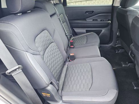 Used 2025 Nissan Pathfinder S image 19