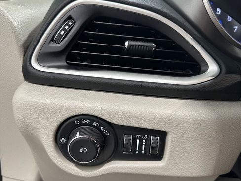 Used 2023 Chrysler Pacifica Touring-L FWD image 17