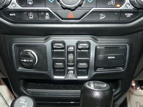 Used 2018 Jeep Wrangler Unlimited Sahara image 36