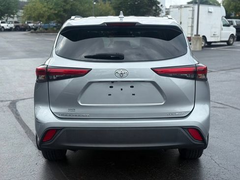 Used 2022 Toyota Highlander XLE AWD/4WD image 6