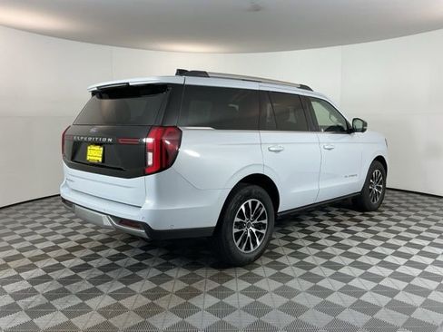 Used 2025 Ford Expedition Platinum image 4