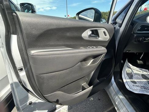 Used 2023 Chrysler Pacifica Touring-L w/ Uconnect Theater Family Group image 21