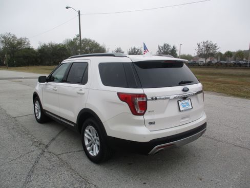 Used 2017 Ford Explorer XLT w/ Equipment Group 202A image 5