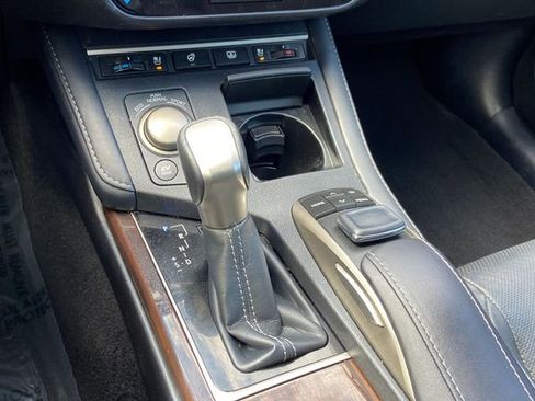 Used 2017 Lexus ES 300h FWD image 19