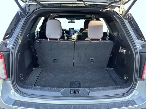 Used 2020 Ford Explorer Platinum w/ Premium Technology Package image 34