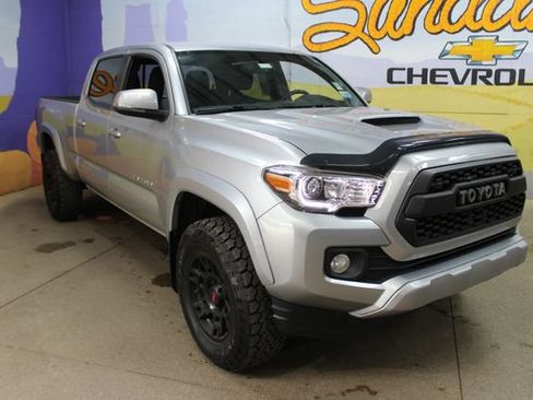 Used 2017 Toyota Tacoma TRD Sport AWD/4WD image 4