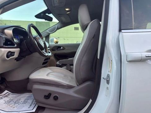 Used 2018 Chrysler Pacifica Touring-L FWD image 14