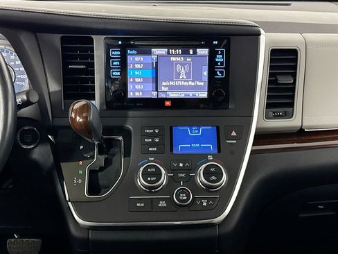Used 2017 Toyota Sienna Limited Premium image 25