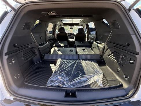 New 2026 Chevrolet Traverse RS w/ LPO, Floor Liner Package image 32