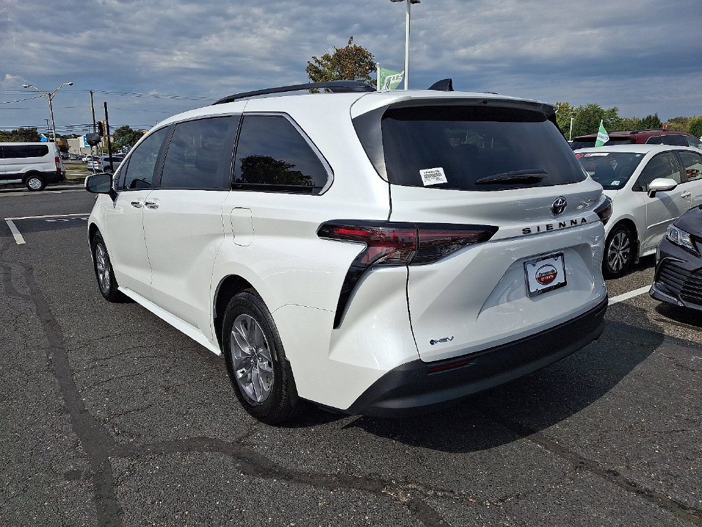 Used 2026 Toyota Sienna XLE FWD image 4