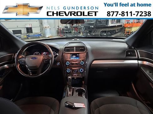 Used 2017 Ford Explorer XLT image 12