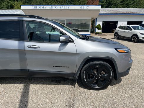 Used 2017 Jeep Cherokee High Altitude w/ Luxury Group AWD/4WD image 10