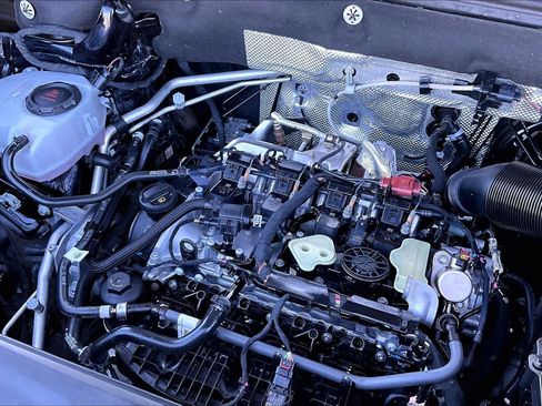 Used 2025 Volkswagen Atlas Cross Sport SE image 33